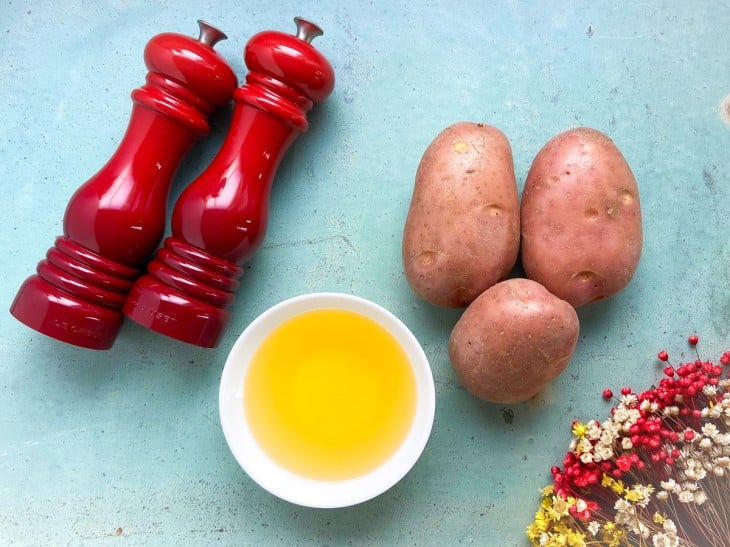 Uma bancada com os ingredientes separados da receita.