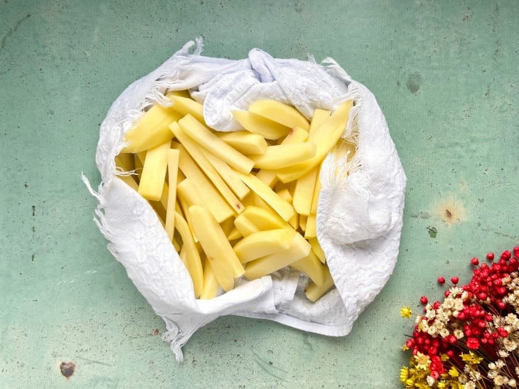 Um pano com as batatas.