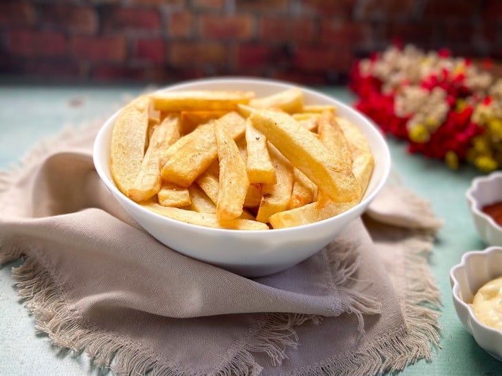 Um recipiente com batatas fritas.