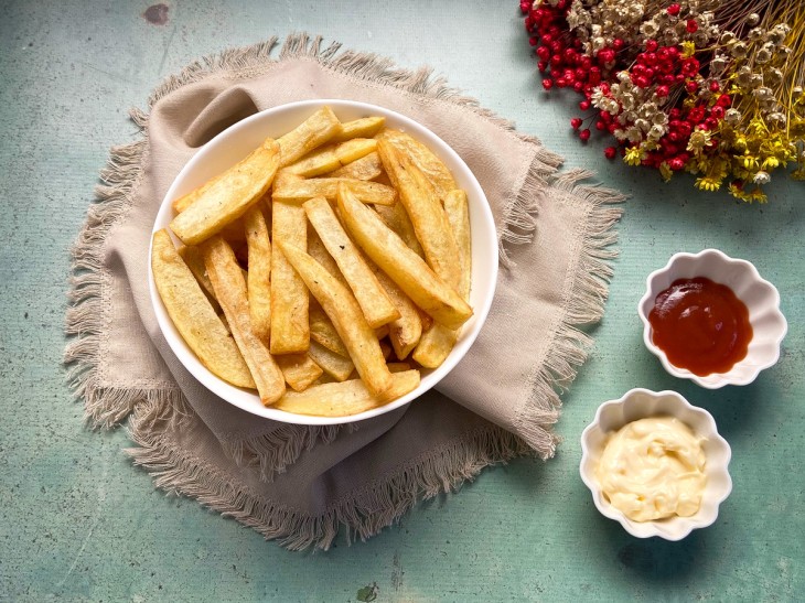 Um recipiente com batatas fritas.