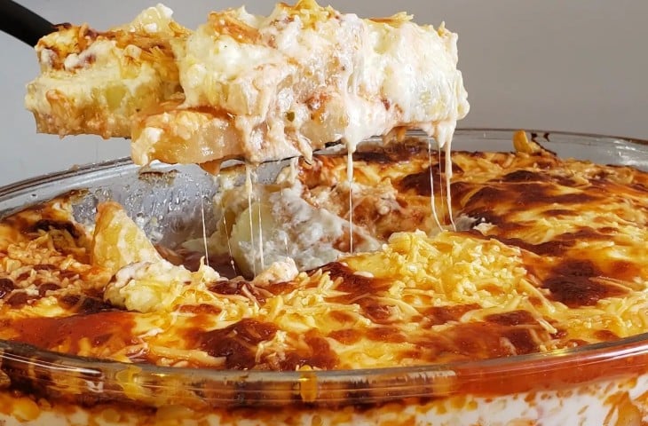 Batata gratinada aos dois molhos