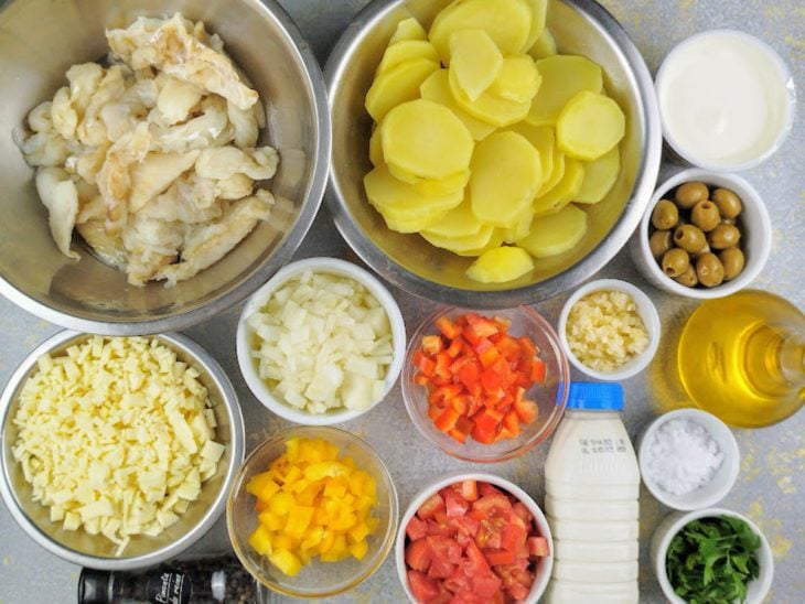 Uma bancada com os ingredientes da batata gratinada.