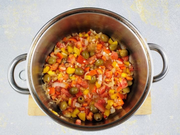 Panela com o refogado de legumes.