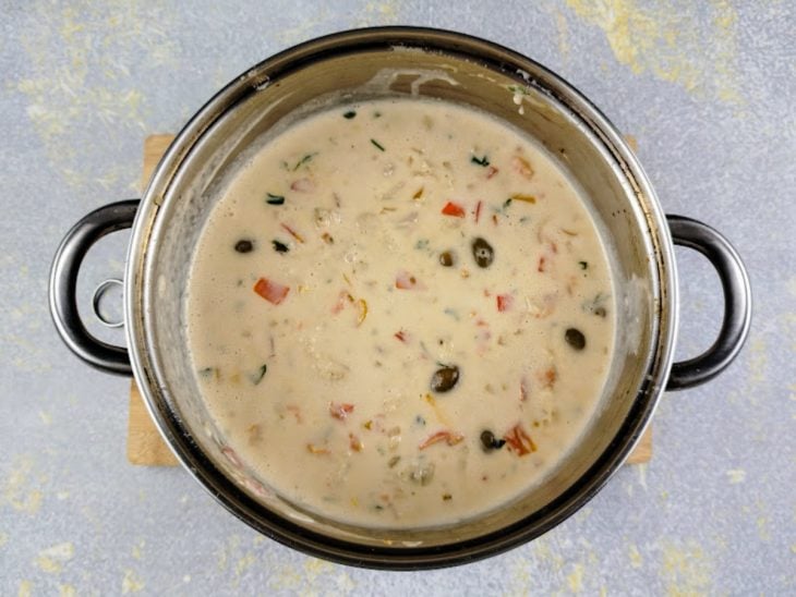 Panela com o bacalhau com molho ao ponto.