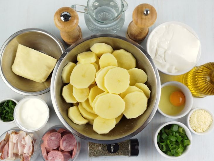 Ingredientes reunidos na bancada.