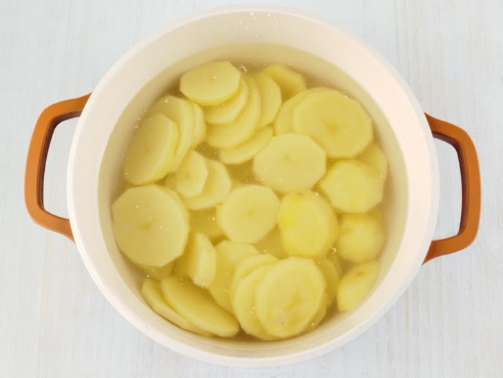 Batata cozinhando na panela.