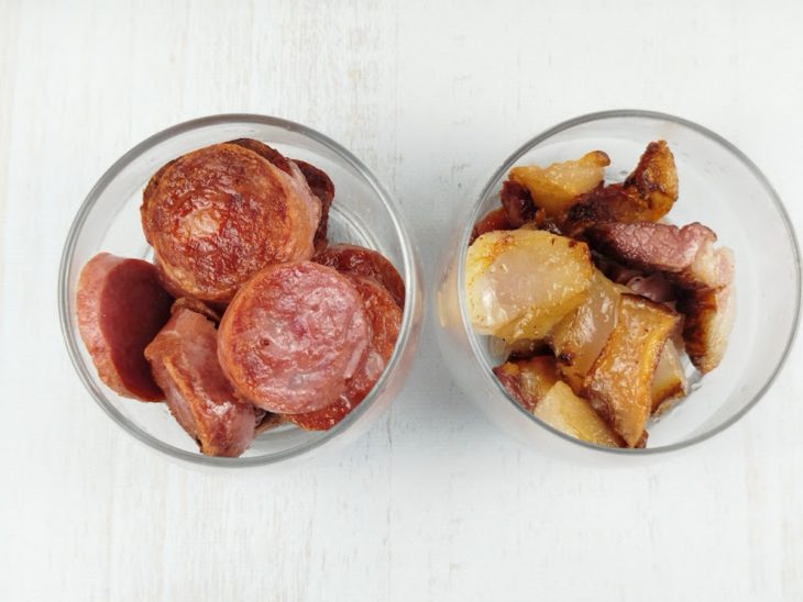 Bacon e calabresa fritos e reservados.