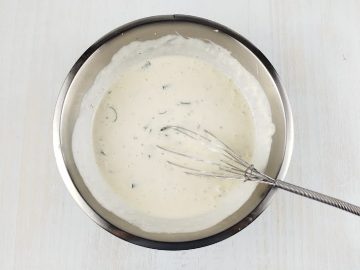 Molho pronto, numa tigela.