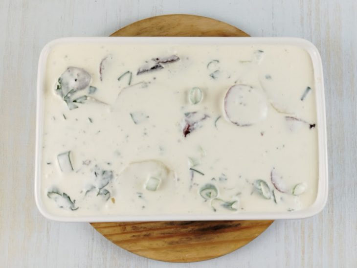 No refratário, mais molho e uma camada de calabresa.