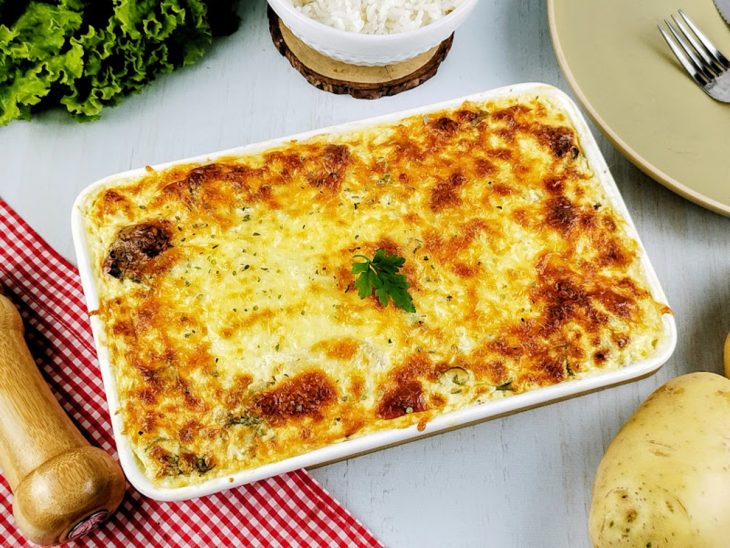 Batata gratinada pronta, servida no refratário.
