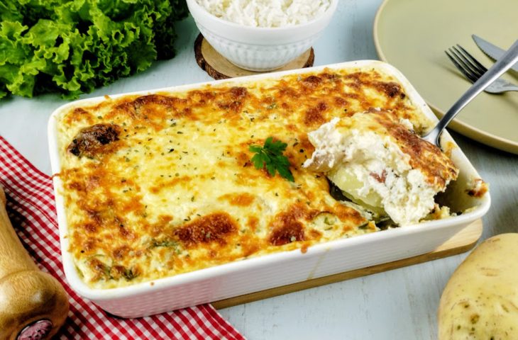 Batata gratinada com calabresa e bacon