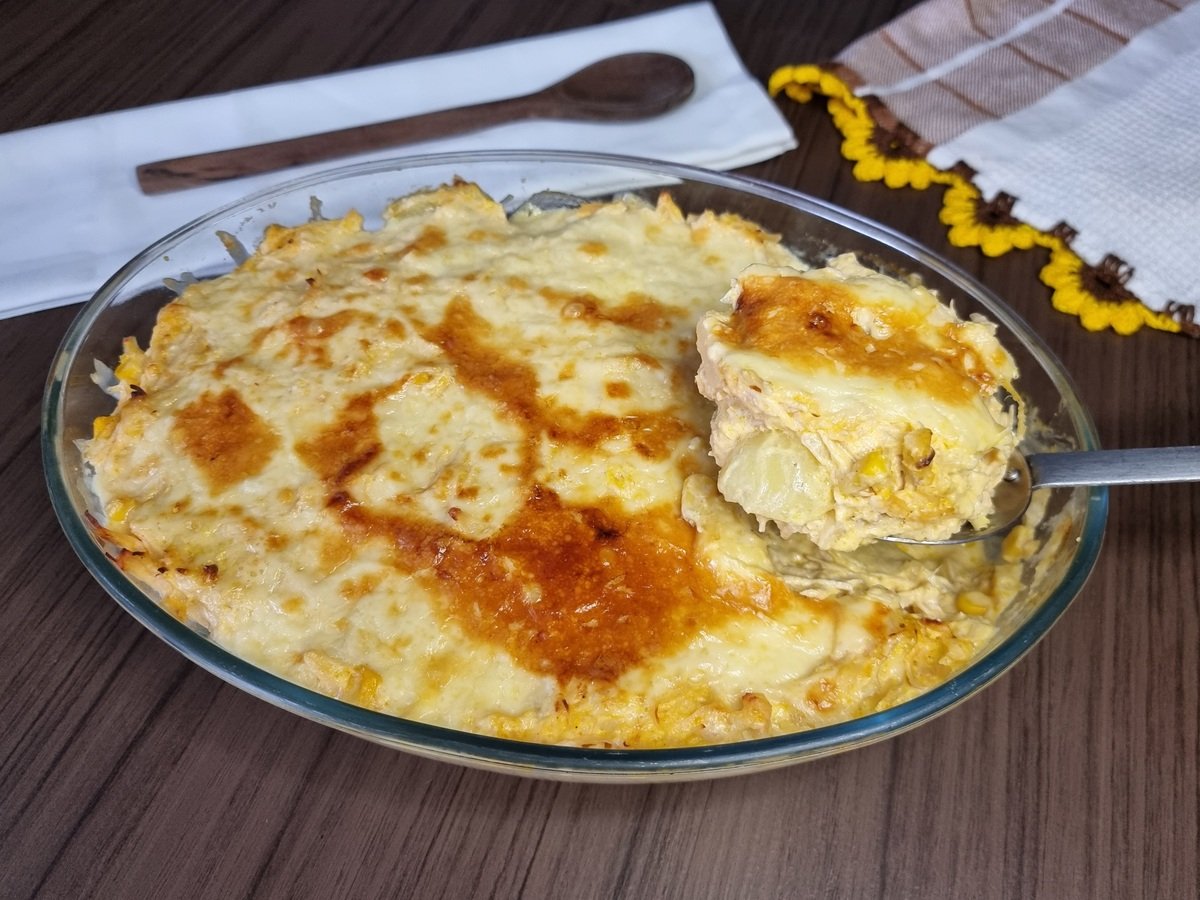 Batata gratinada com creme de frango cremoso