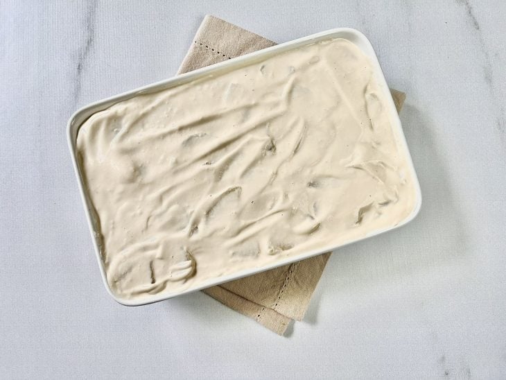 Batata gratinada montada em uma travessa de porcelana.