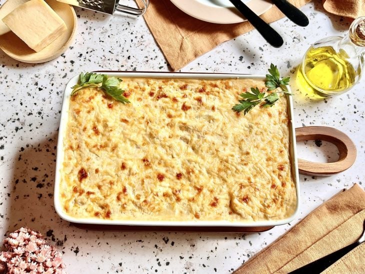 Batata gratinada pronta para consumo decorada com salsinha.