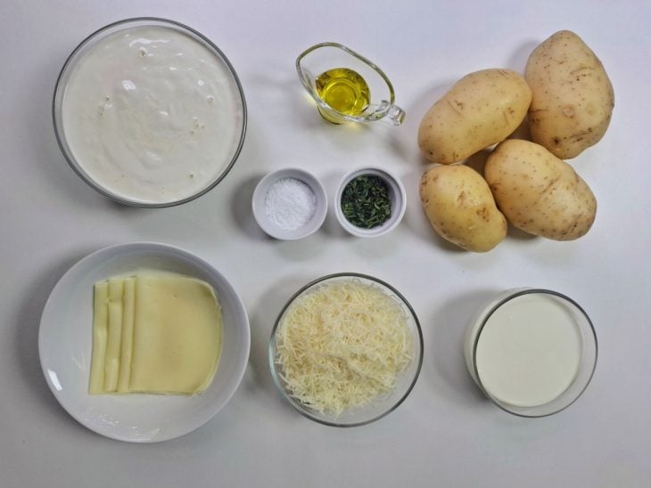 Uma bancada com os ingredientes.