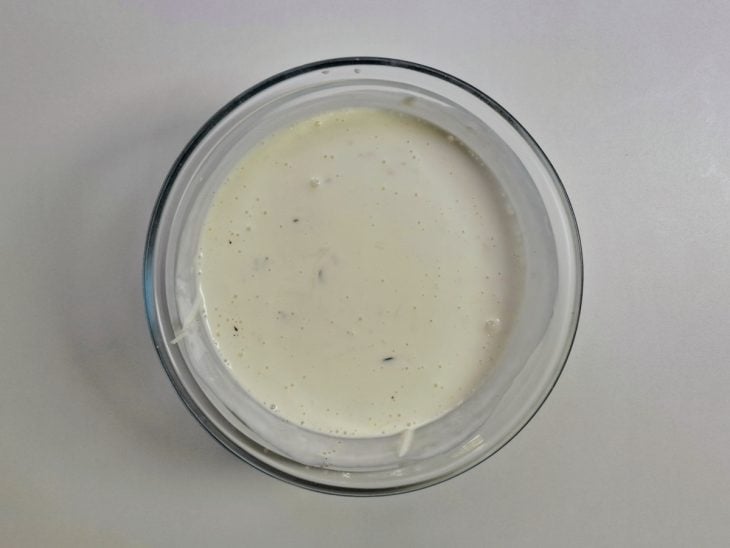 Uma tigela com a mistura de requeijão, azeite, sal, tomilho e queijo parmesão ralado.