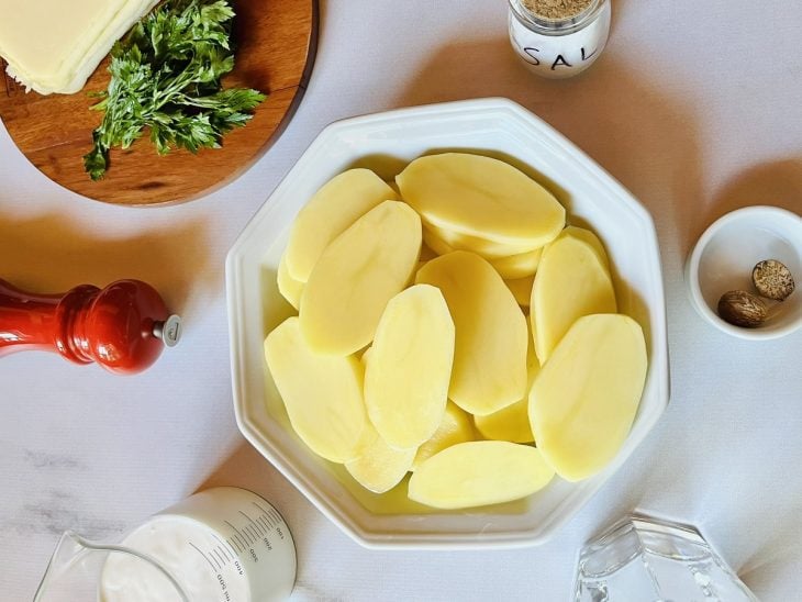 Ingredientes reunidos em uma bancada.