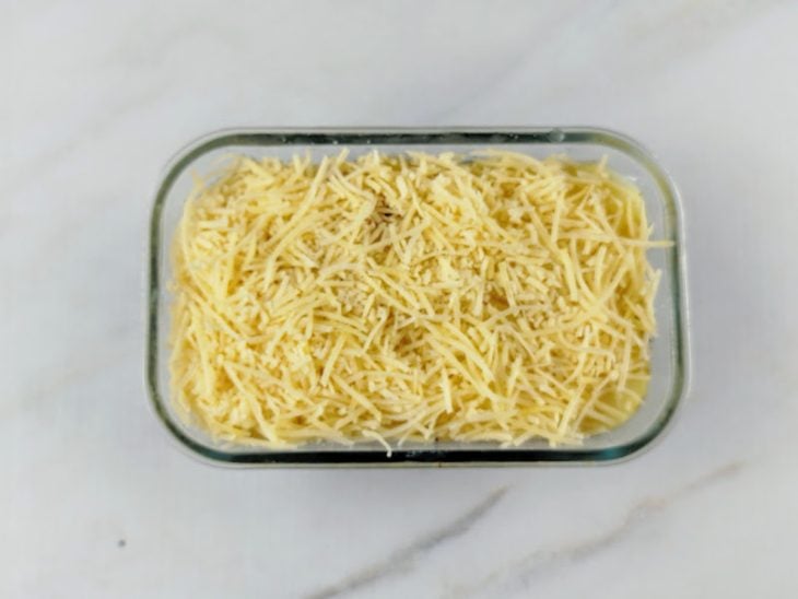 Ingredientes em camadas preenchendo o refratário.