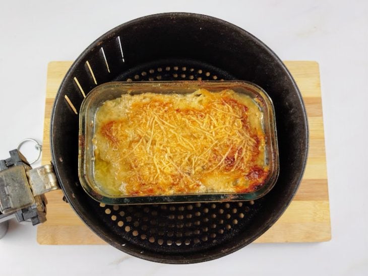 Refratário dentro da airfryer.