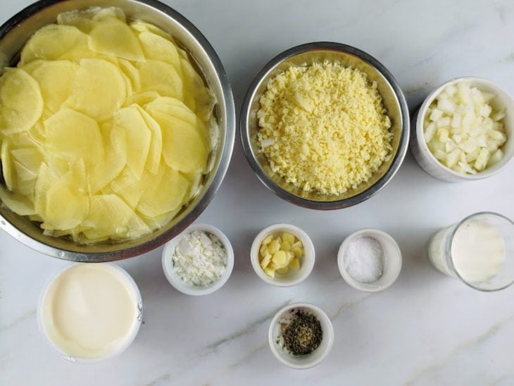 Ingredientes reunidos em uma bancada.