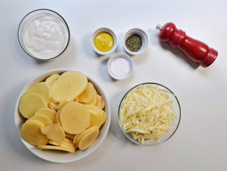 Ingredientes reunidos em uma bancada.