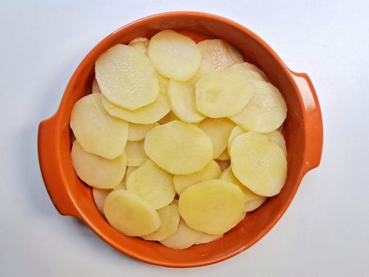 Batatas cozidas em um refratário.