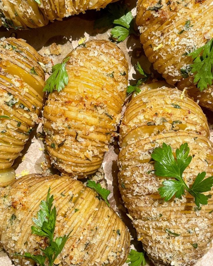 Batata hasselback com alho e limão