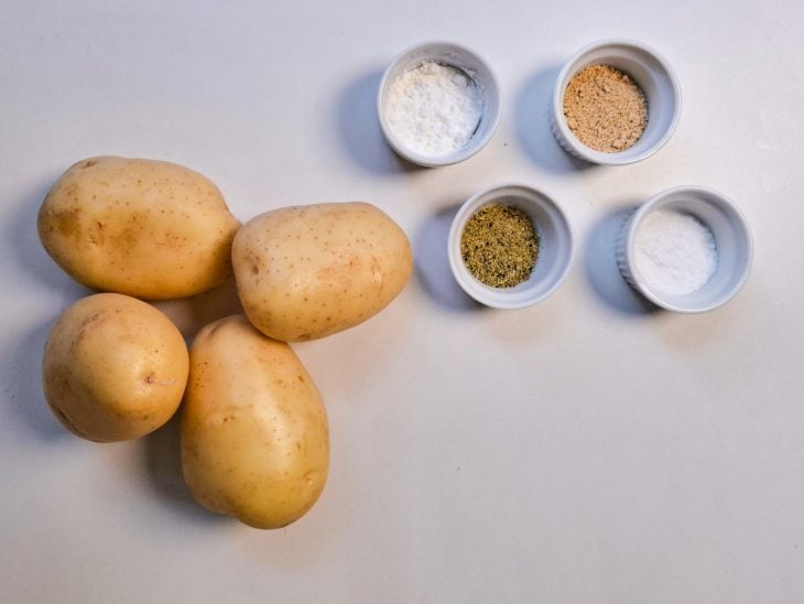 Ingredientes reunidos em uma bancada.