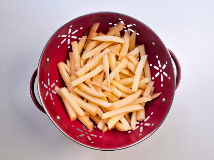Batatas-palito em um escorredor.
