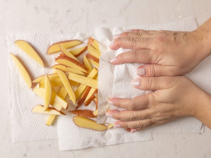 Batatas em um papel-toalha para secar.