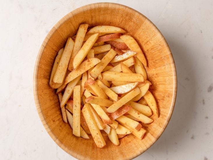 Batatas temperadas em uma tigela.