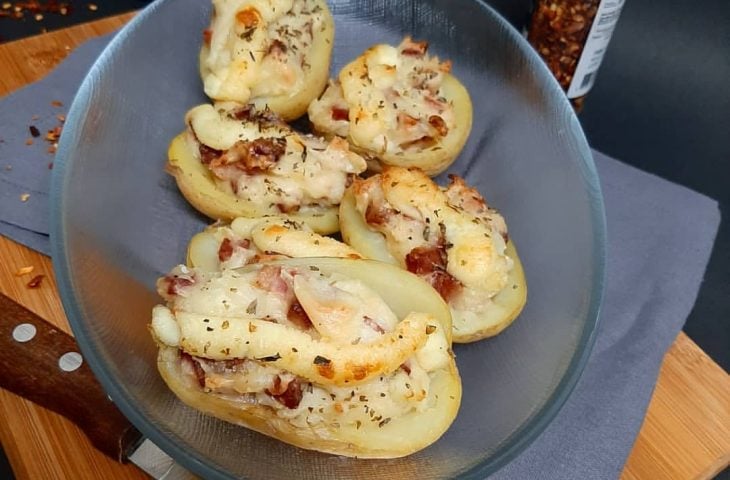 Batata recheada com calabresa e bacon