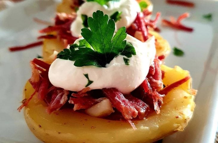 Batata recheada com carne-seca e sour cream