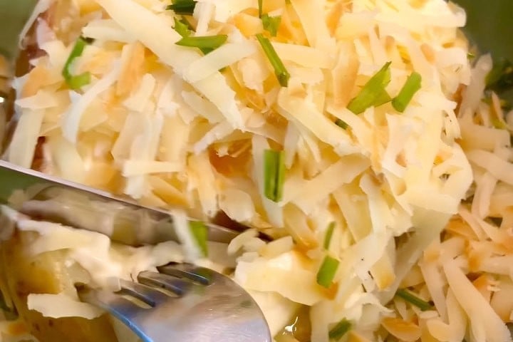 Batata recheada com requeijão e provolone