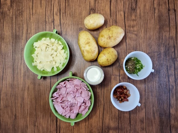 Ingredientes da batata recheada simples reunidos na bancada.