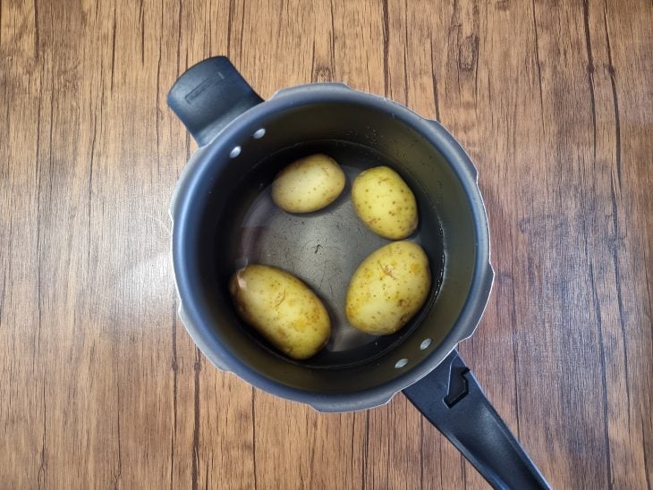 4 batatas em uma panela de pressão.