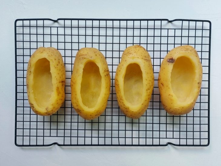 Uma grade com batatas com cavidades.