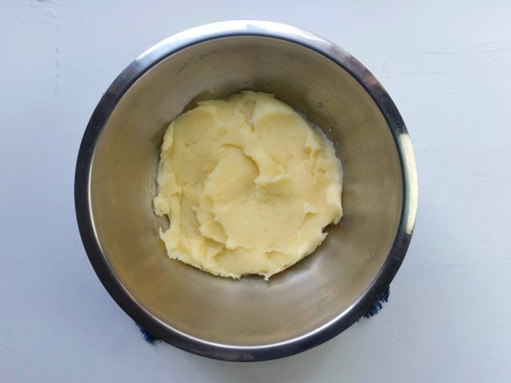 Um recipiente com purê de batatas.