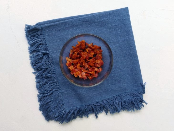 Um recipiente com pedacinhos de bacon frito.