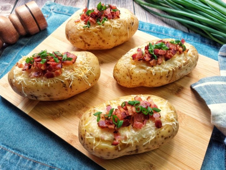 Uma tábua com batata recheada simples.