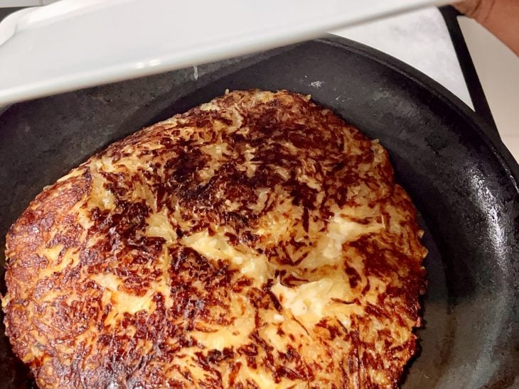 Uma frigideira contendo batata rosti.