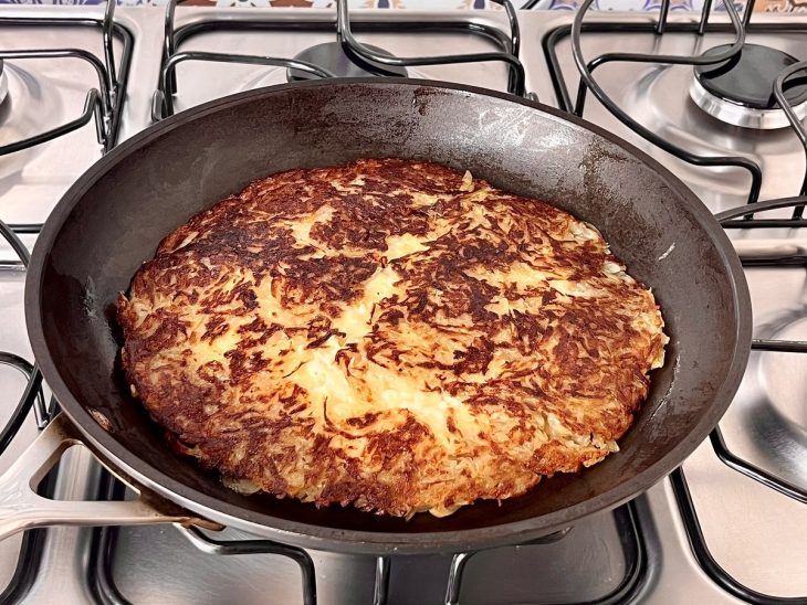 Uma frigideira contendo batata rosti.