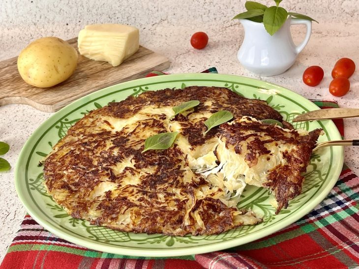 Um prato contendo batata rosti.