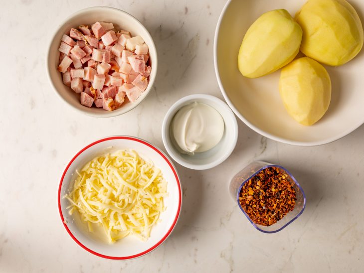 ingredientes para preparo de batata rosti separados e organizados.