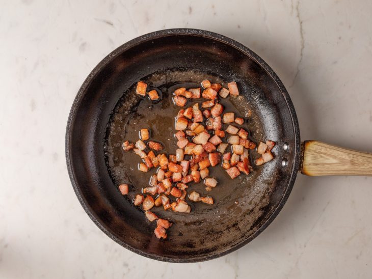 bacon em cubos fritos em sua própria gordura.