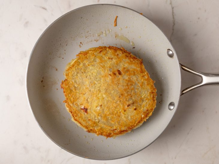 batata rosti dourando dos dois lados.