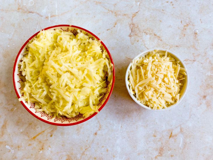 batata e queijo meia cura ralados para preparo de batata rosti.