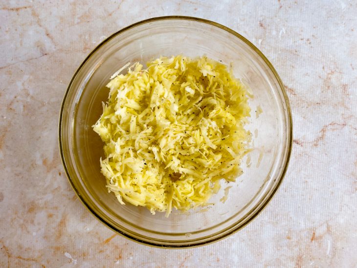 batata ralada sequinha temperada com sal e pimenta.
