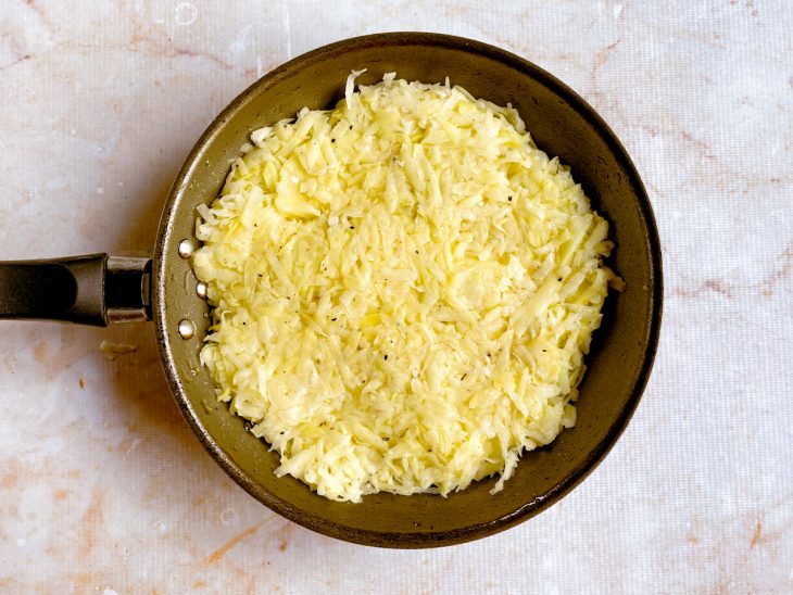 camada de batata por cima do queijo para fechar a batata rosti.