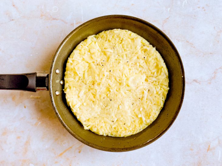 queijo de recheio de batata rosti derretido.